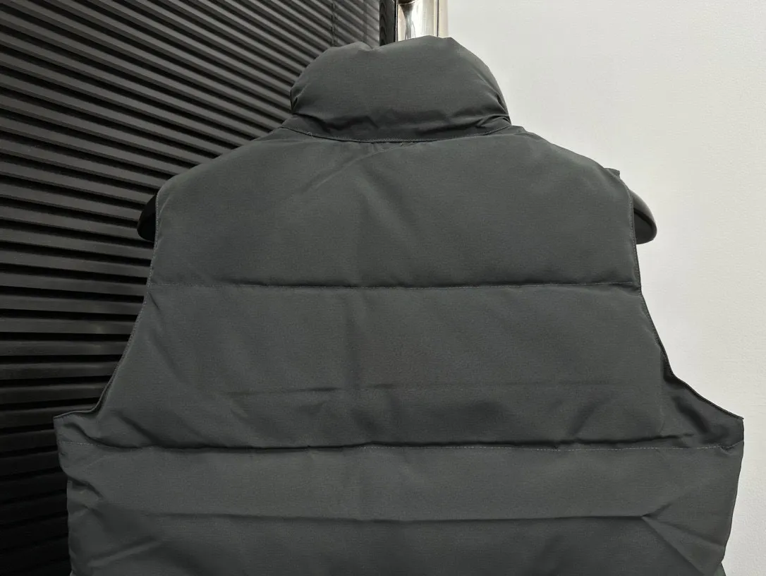 P360 [Canada Goose] Canada Goose #Freestyle Crew 4154M Men’s and Women’s Vest Down# ➖ Imported Behringer embroidery machine with customized 10,000-needle embroidery logo! ➖ Imported 21-count polyester-cotton blended original fabric, using Feather-Light 10D waterproof coating fabric, made of 84.5% polyester fiber and 15.5% cotton, 100% the best feel in the entire network! ➖ The genuine official website uses the national standard 80 white duck down, and will never be misled by false claims such as 90 down or goose down! ➖ 100% nylon nylon lining with double double-layer sealing design to prevent velvet from running away. Top-grade polar fleece is used in the collar and pockets to keep warm and comfortable! ➖ Yoshida YKK provides original custom-made electroplated sliders. YKK two-way lockable zippers are tight and smooth and will not peel off paint! ➖ 3M composite original Velcro is durable, and all accessories and hardware are disassembled and customized! ⛔No slander, no exaggeration, no need for too much copywriting, because it is focused, it is professional!  SIZE: XS S M L XL XXL